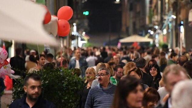Calano i negozi sempre più bar e ristoranti