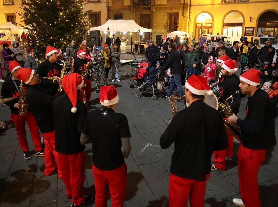 In tanti all’apertura del villaggio del Befano 