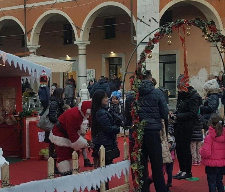 Da Massa a Carrara il Natale è già arrivato e i centri si animano 