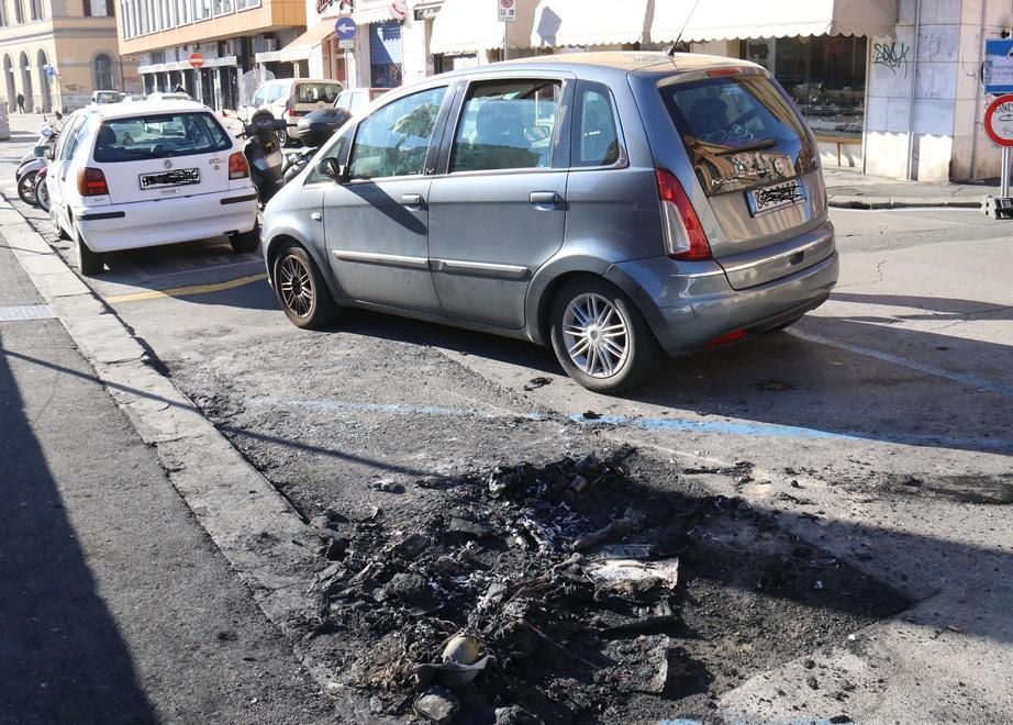 Due auto a fuoco, arriva la polizia