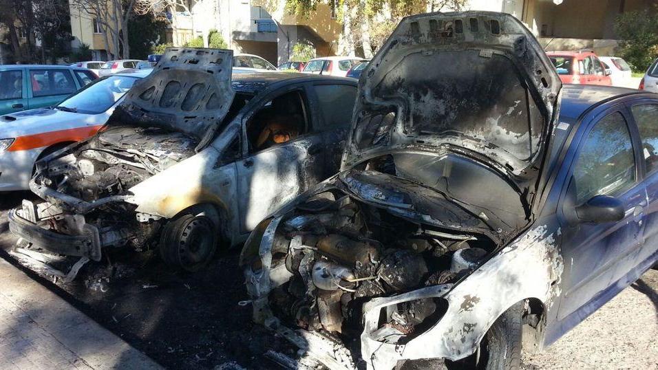 Incendio doloso, distrutte due auto