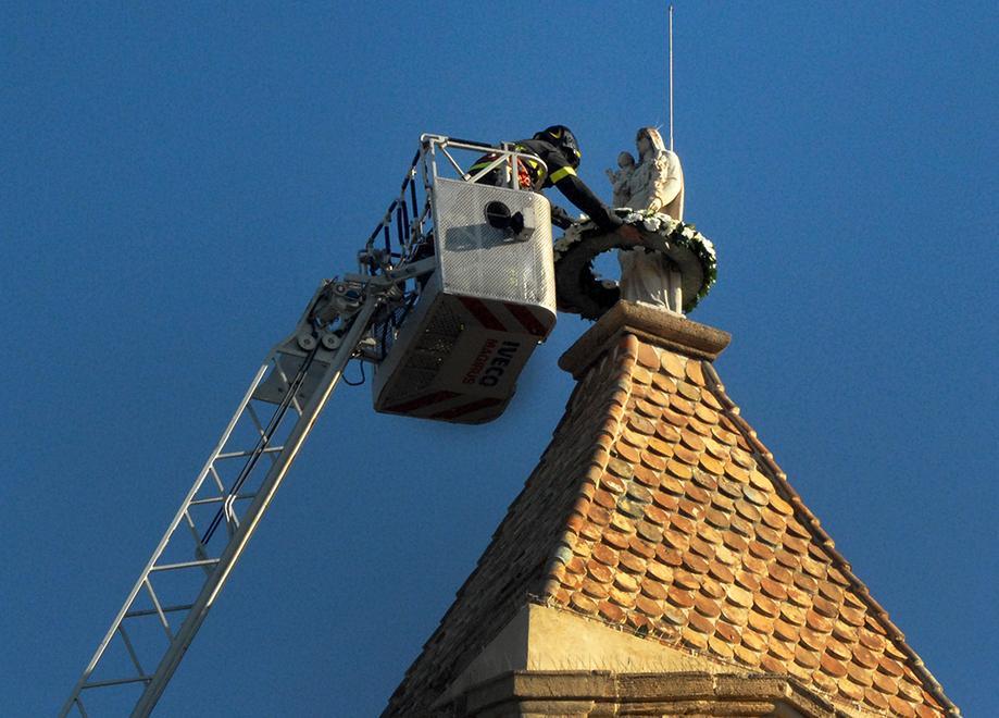 I fiori cingono la statua della Vergine