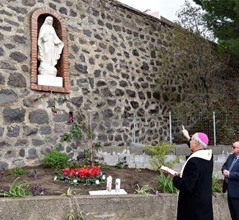 Benedetta la statua della Madonna nel quartiere Gollai 
