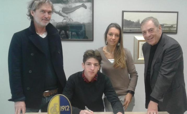 Primo contratto da professionista per Chiossi