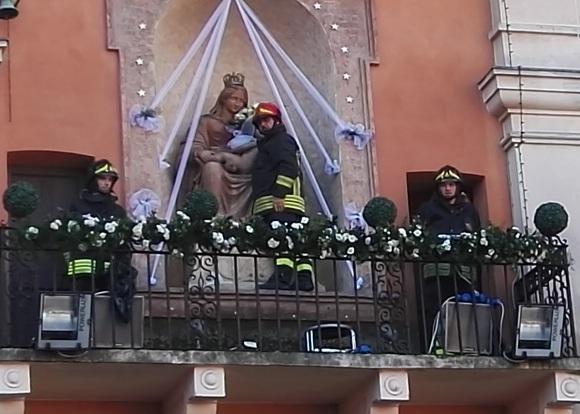 I vigili del fuoco omaggiano la statua della Madonna