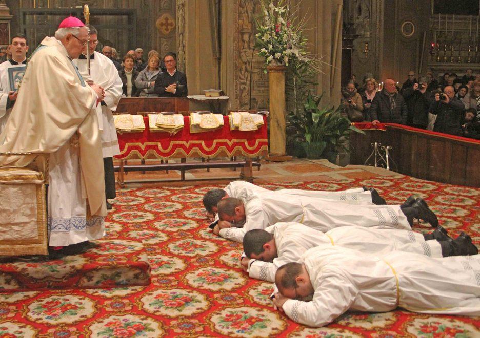 L’omaggio floreale dei vigili alla Madonna 