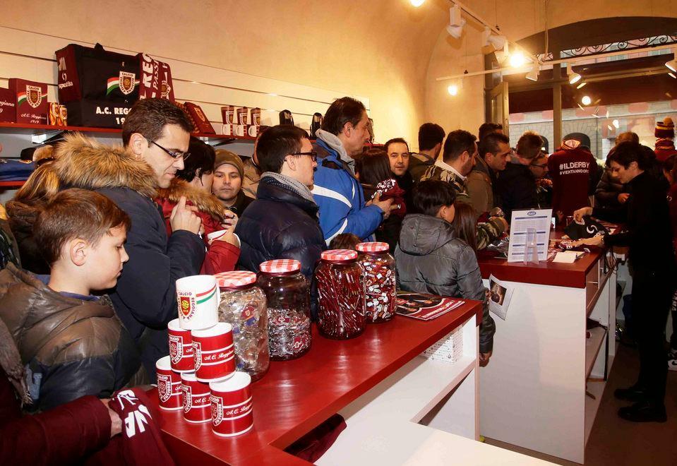 Store granata inaugurato in un caldo clima da derby 