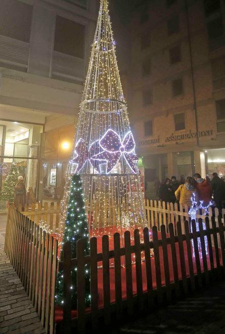 In centro storico un trionfo di alberi e di luci colorate