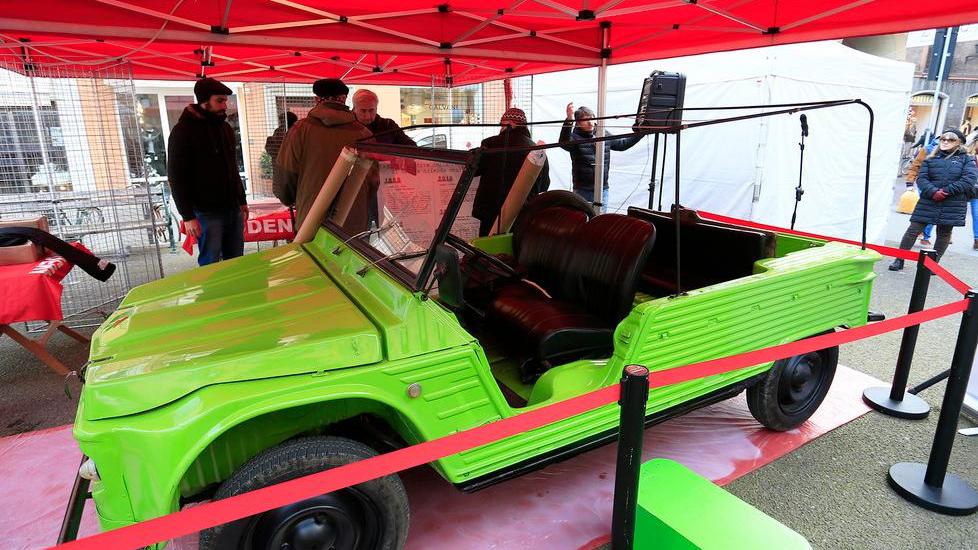 In piazza a Modena l’auto di Siani, vittima di camorra