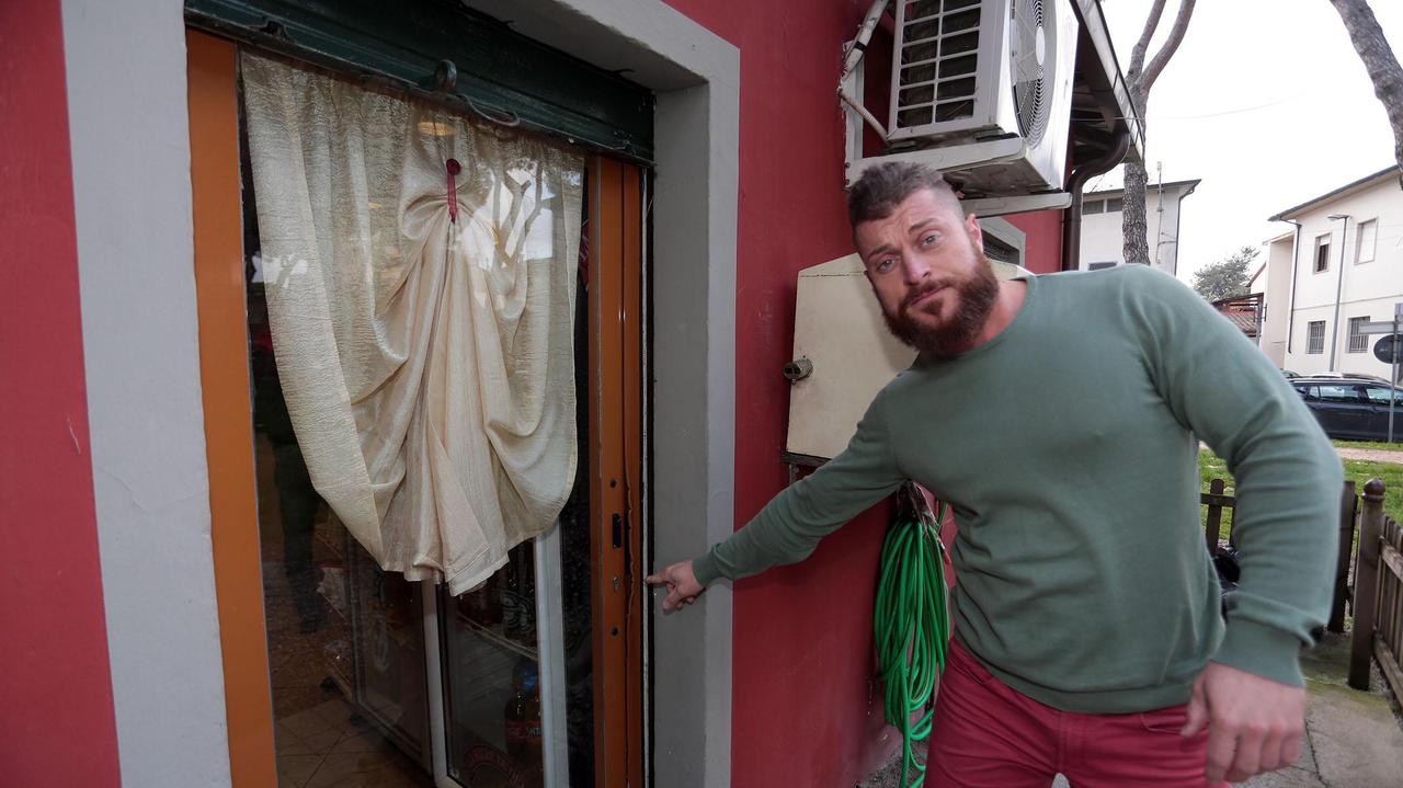 Antonio Bartolini mostra la porta spaccata (Foto Agenzia Carlo Sestini)