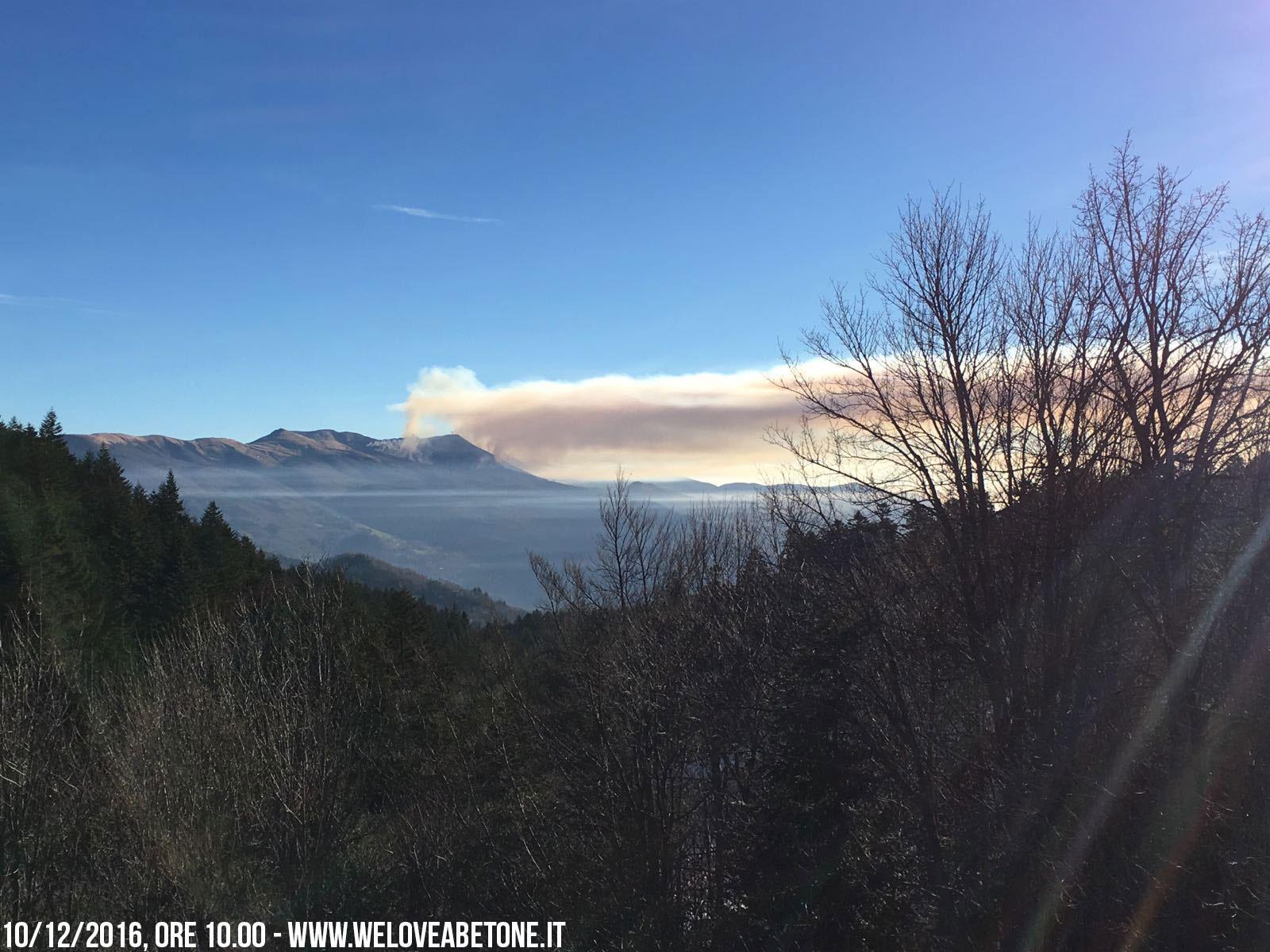 La colonna di fumo provocata dall'incendio