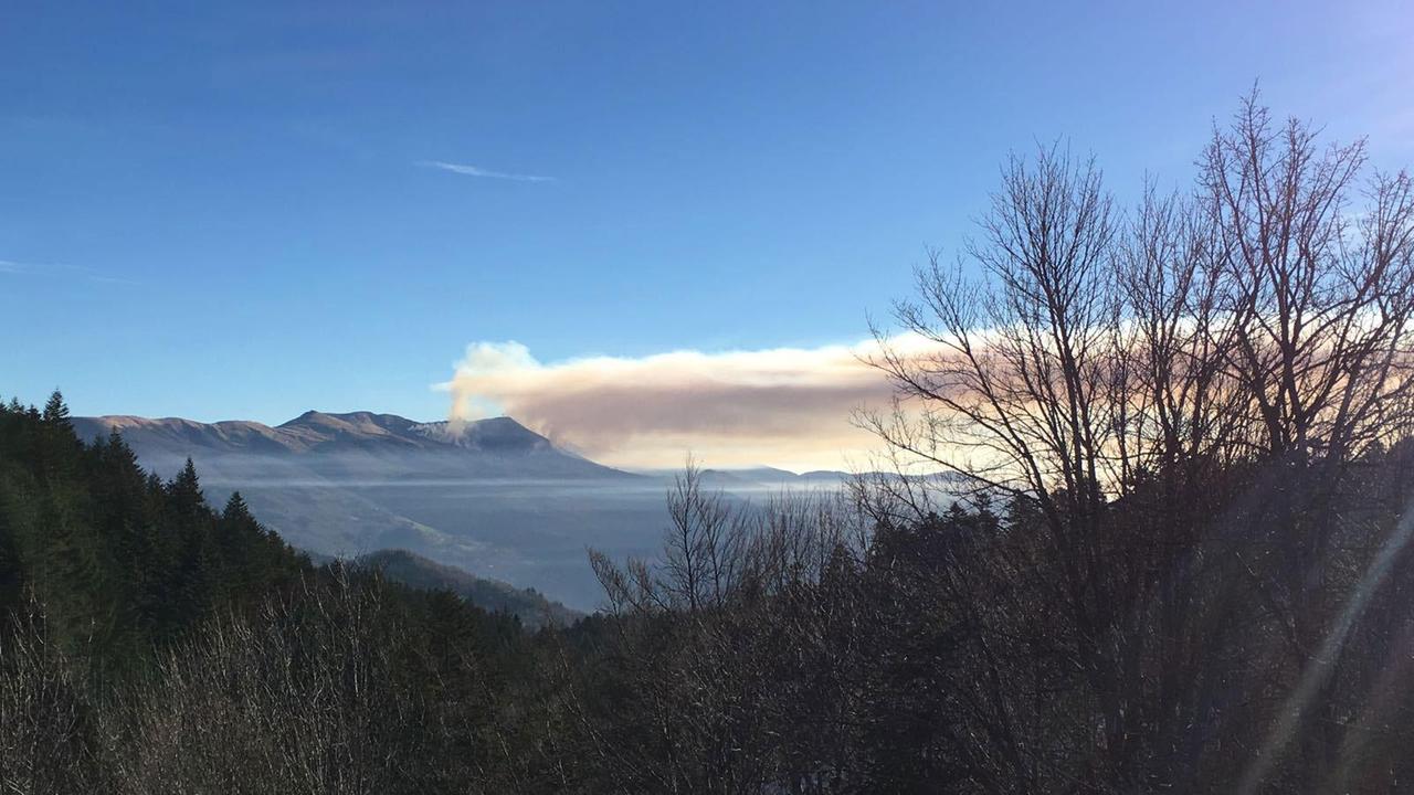 La colonna di fumo provocata dall'incendio