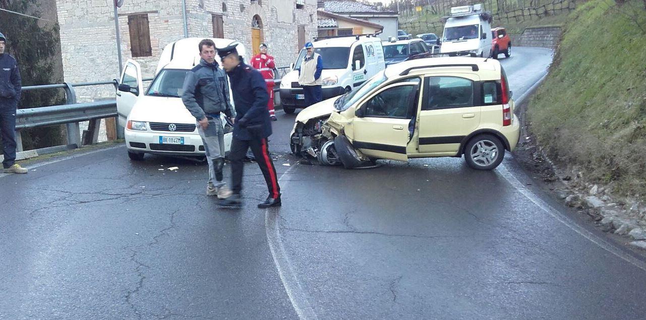 Scontro frontale fra un'auto e un furgone: quattro le persone ferite