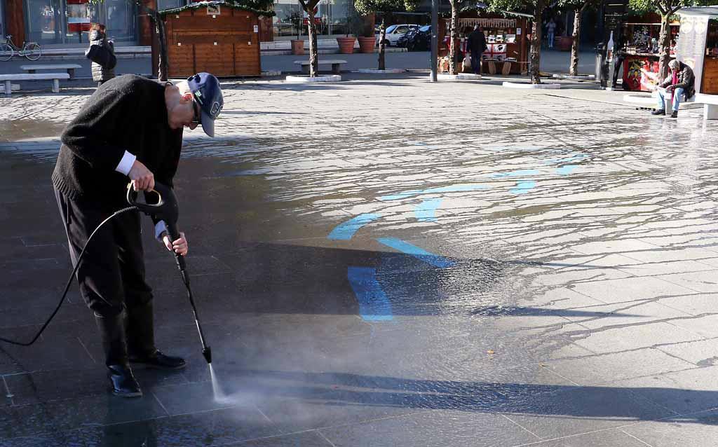 Le operazioni di pulizia in piazza Aranci