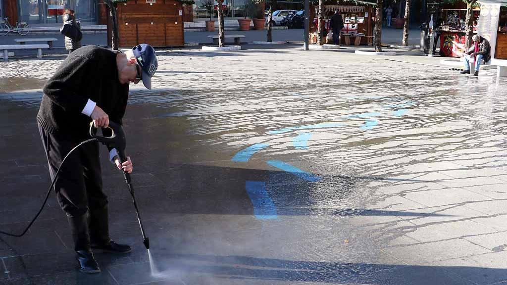 Le operazioni di pulizia in piazza Aranci