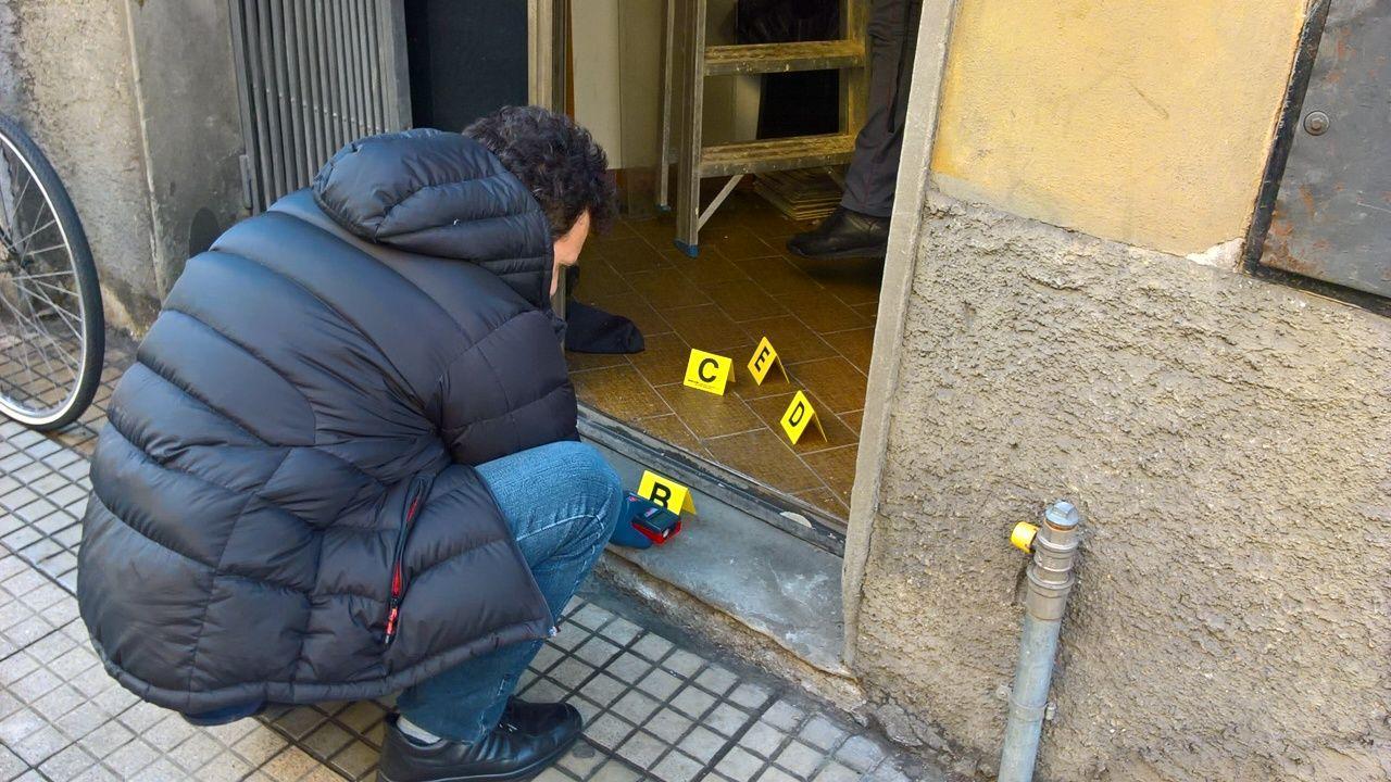 Un poliziotto della Scientifica sul luogo del tentato omicidio