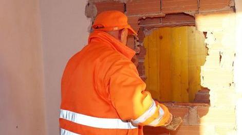 Operaio al lavoro per tappare il foro (Foto Nucci)