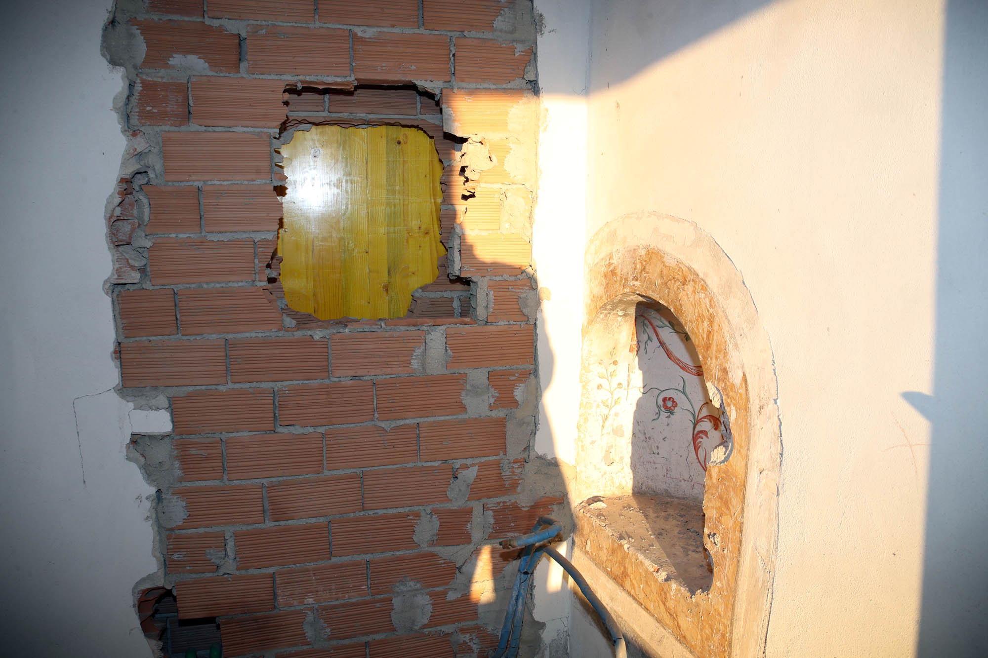Il foro praticato nel muro dagli operai (Foto Nucci)