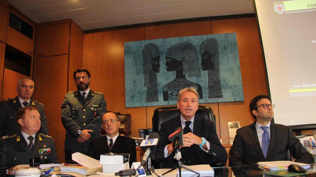 Il procuratore capo Nicolosi illustra i risultati dell'operazione "Colletti bianchi" (foto Batavia)