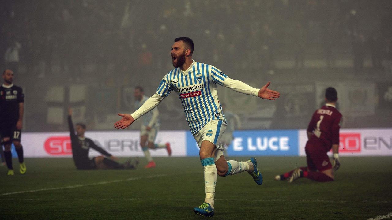 Bomber Antenucci esulta dopo il gol-vittoria segnato allo Spezia