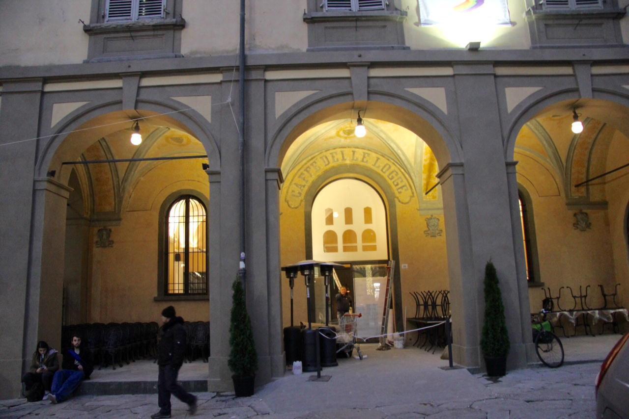 L'esterno del Caffè delle Logge (foto Batavia)