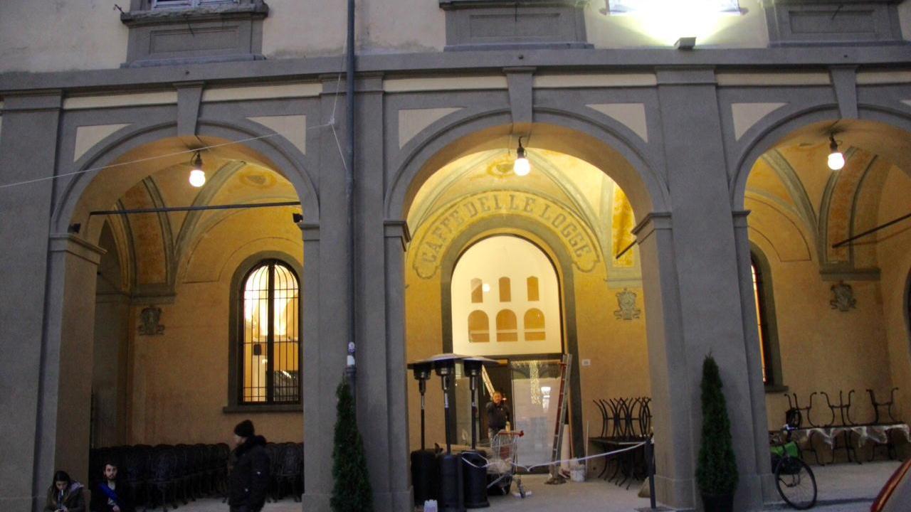 L'esterno del Caffè delle Logge (foto Batavia)