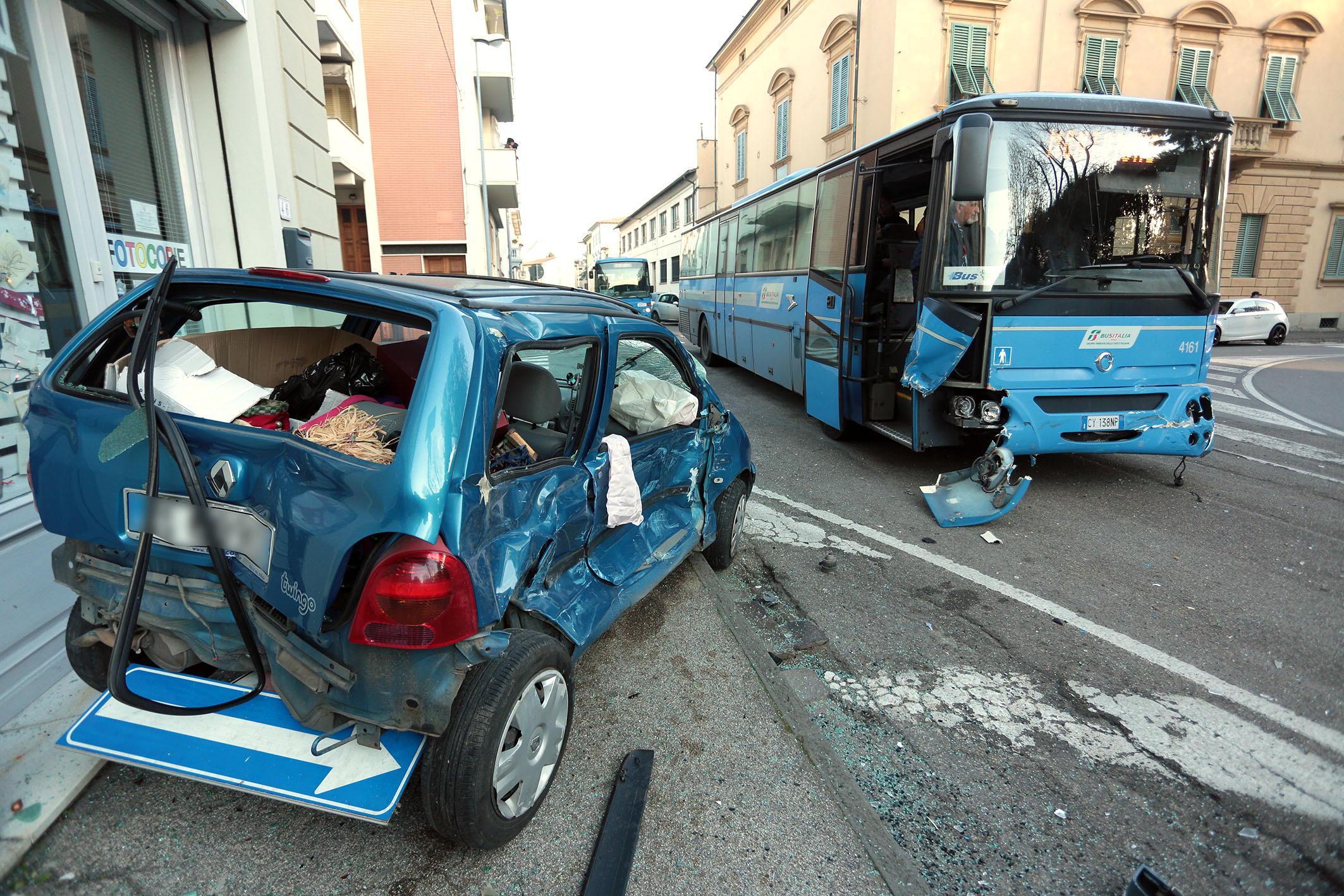 L'incidente in piazza Matteotti (foto Agenzia Carlo Sestini)