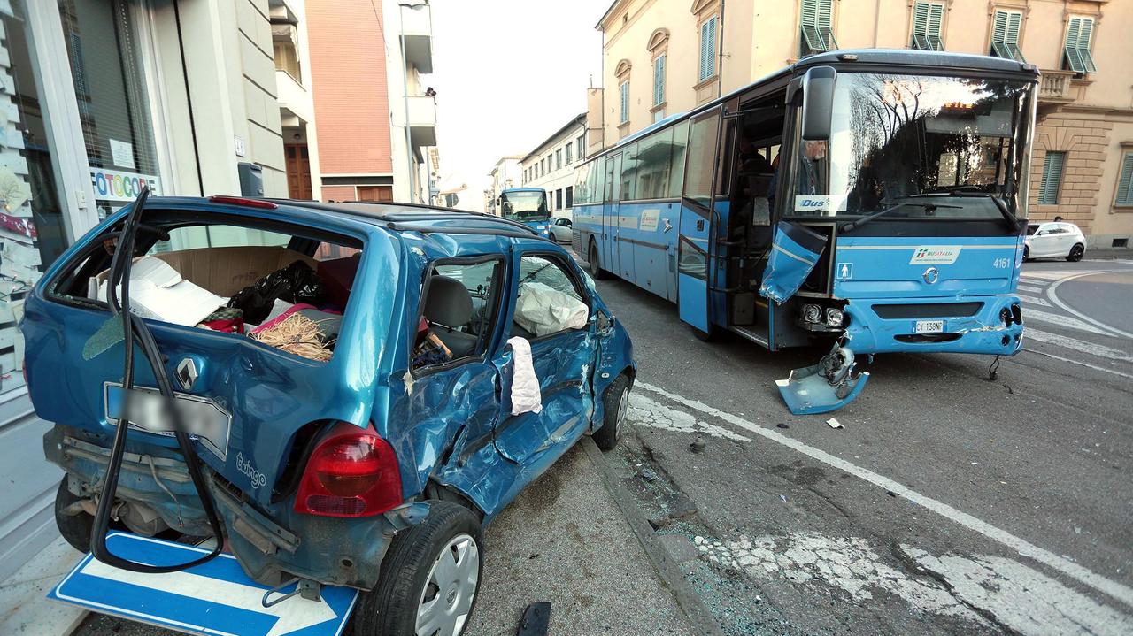 L'incidente in piazza Matteotti (foto Agenzia Carlo Sestini)