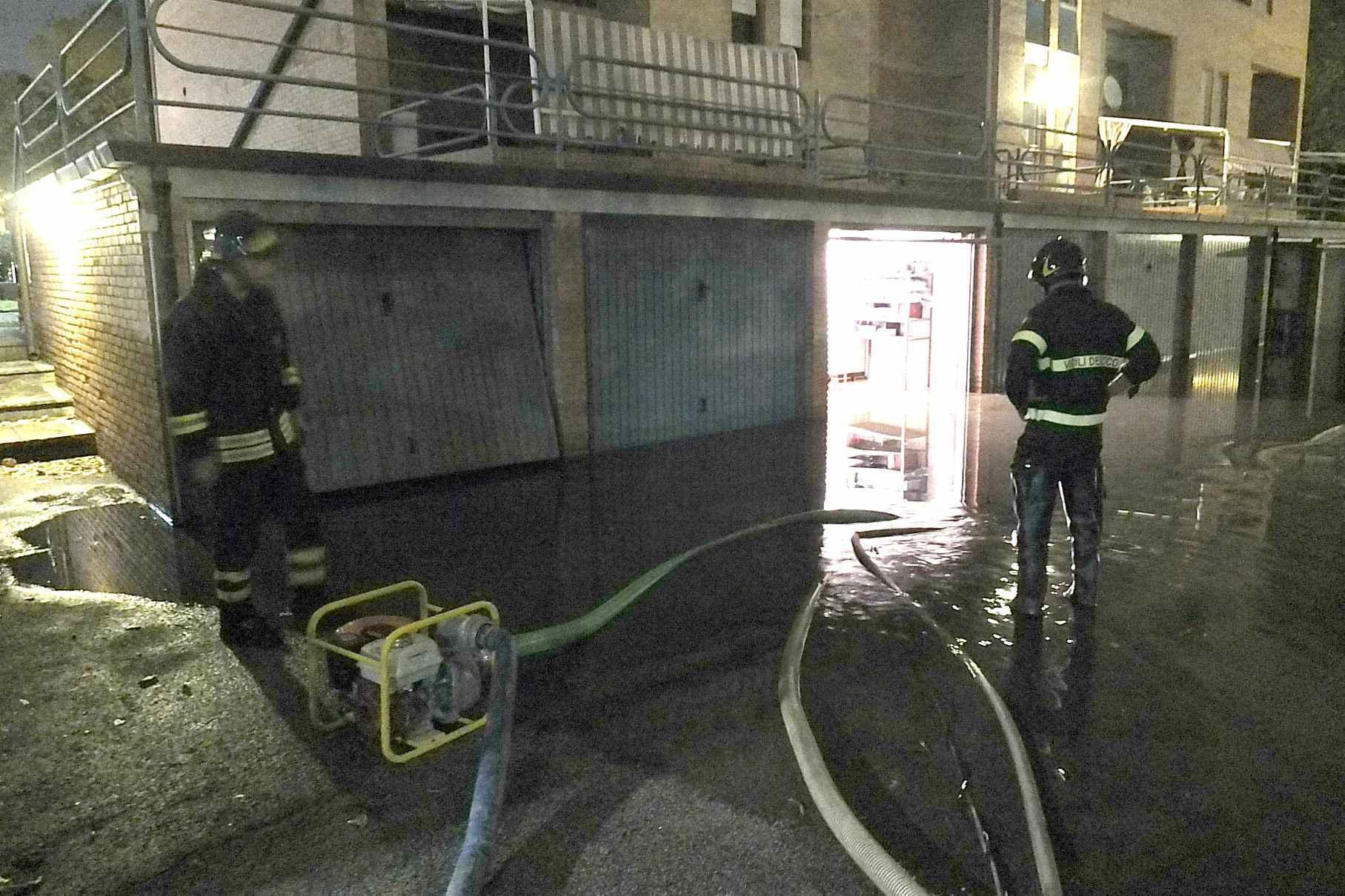 Si rompe un tubo, si allagano case e scantinati