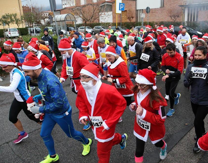 Montecatini si tinge di rosso con la corsa dei Babbo Natale 