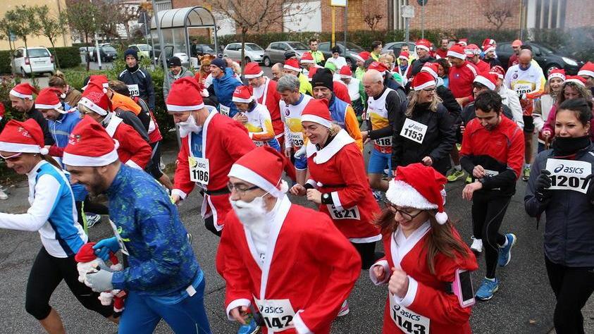 Montecatini si tinge di rosso con la corsa dei Babbo Natale
