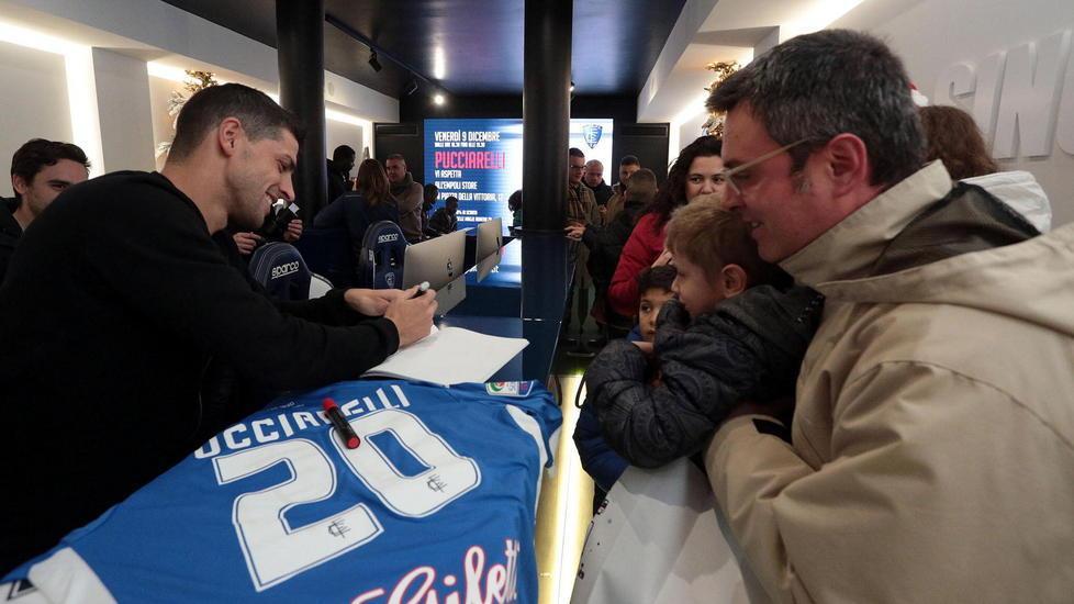 L’attaccante “consolato” dai tifosi