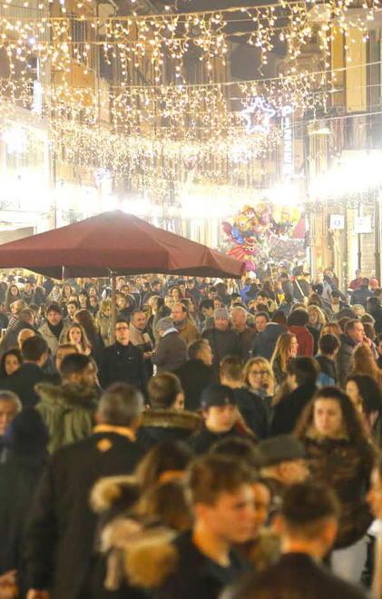Notte in blu tra arte, musica e shopping 