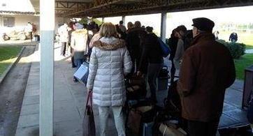 Rifiuti, ore di coda e multe per ritirare i bidoncini Sea 