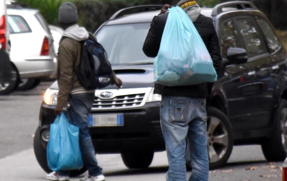 Sequestrata merce e denunciati sei parcheggiatori