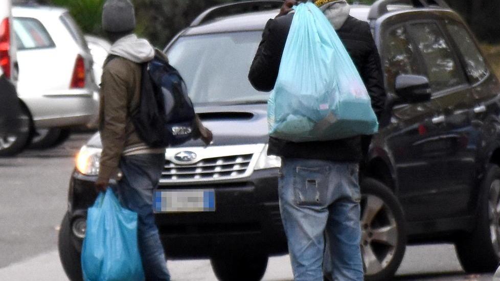 Sequestrata merce e denunciati sei parcheggiatori