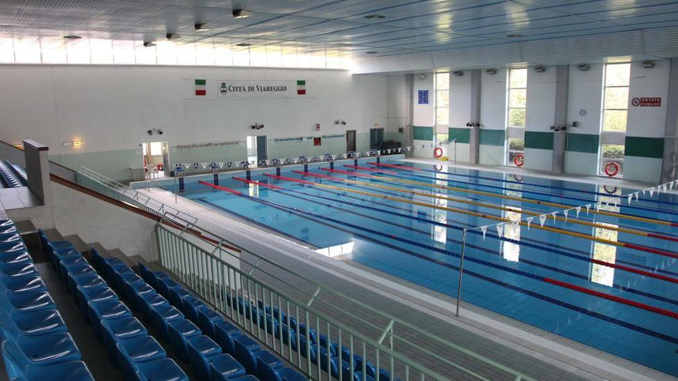 Una giornata in piscina per adulti e bambini