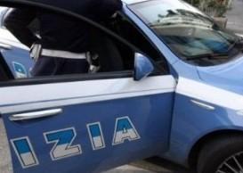 L’aggredisce e le spezza un dito 