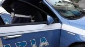 L’aggredisce e le spezza un dito