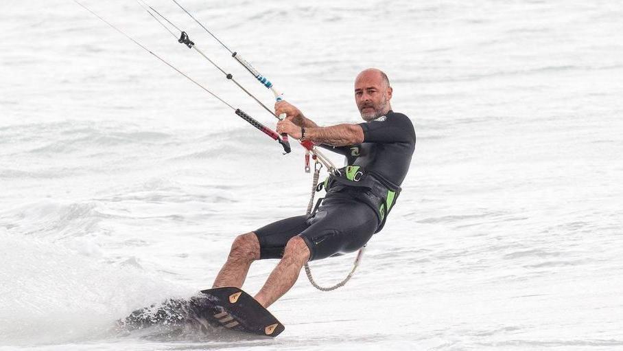 «Gli ho chiesto di scendere in modo gentile e mi ha pestato»