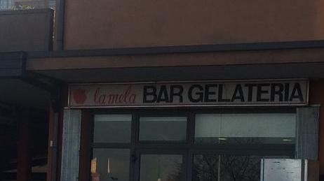 Spaccata al bar “La Mela” per rubare i superalcolici