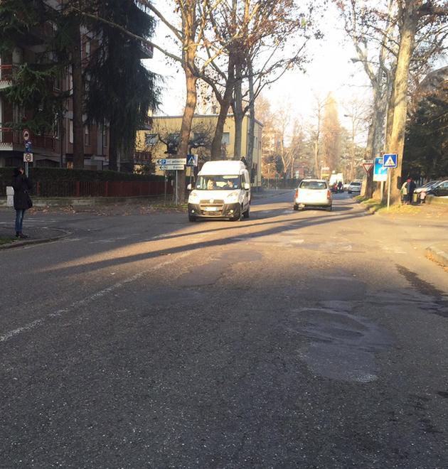 Una maxi rotonda in via del Partigiano 