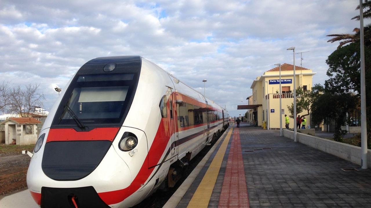 Il primo treno dopo 25 anni nella stazione di via Ponte Romano (foto del nostro lettore Angelo Dedola)
