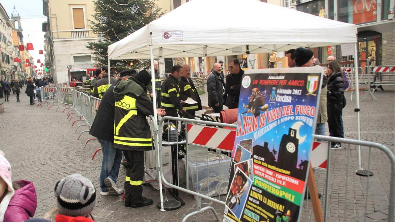 Pompieropoli sotto l'albero di Natale