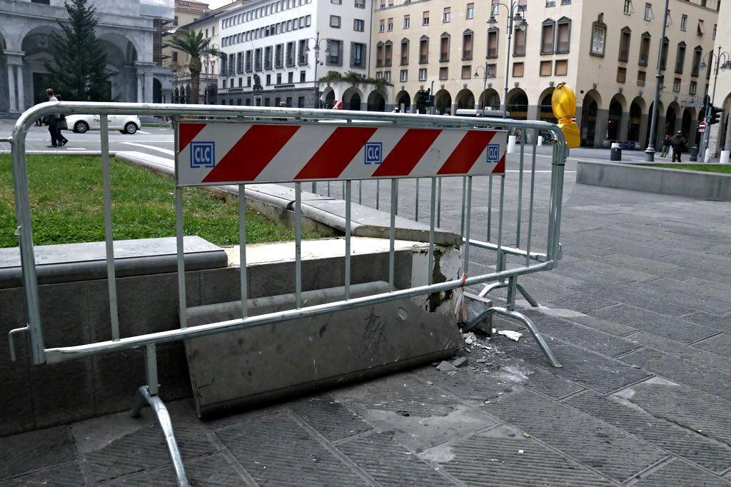Le pietre staccate e spaccate davanti a Mc Donalds (Marzi Pentafoto)