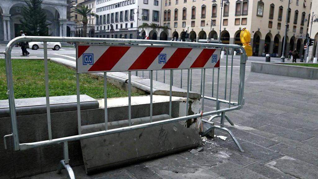 Le pietre staccate e spaccate davanti a Mc Donalds (Marzi Pentafoto)