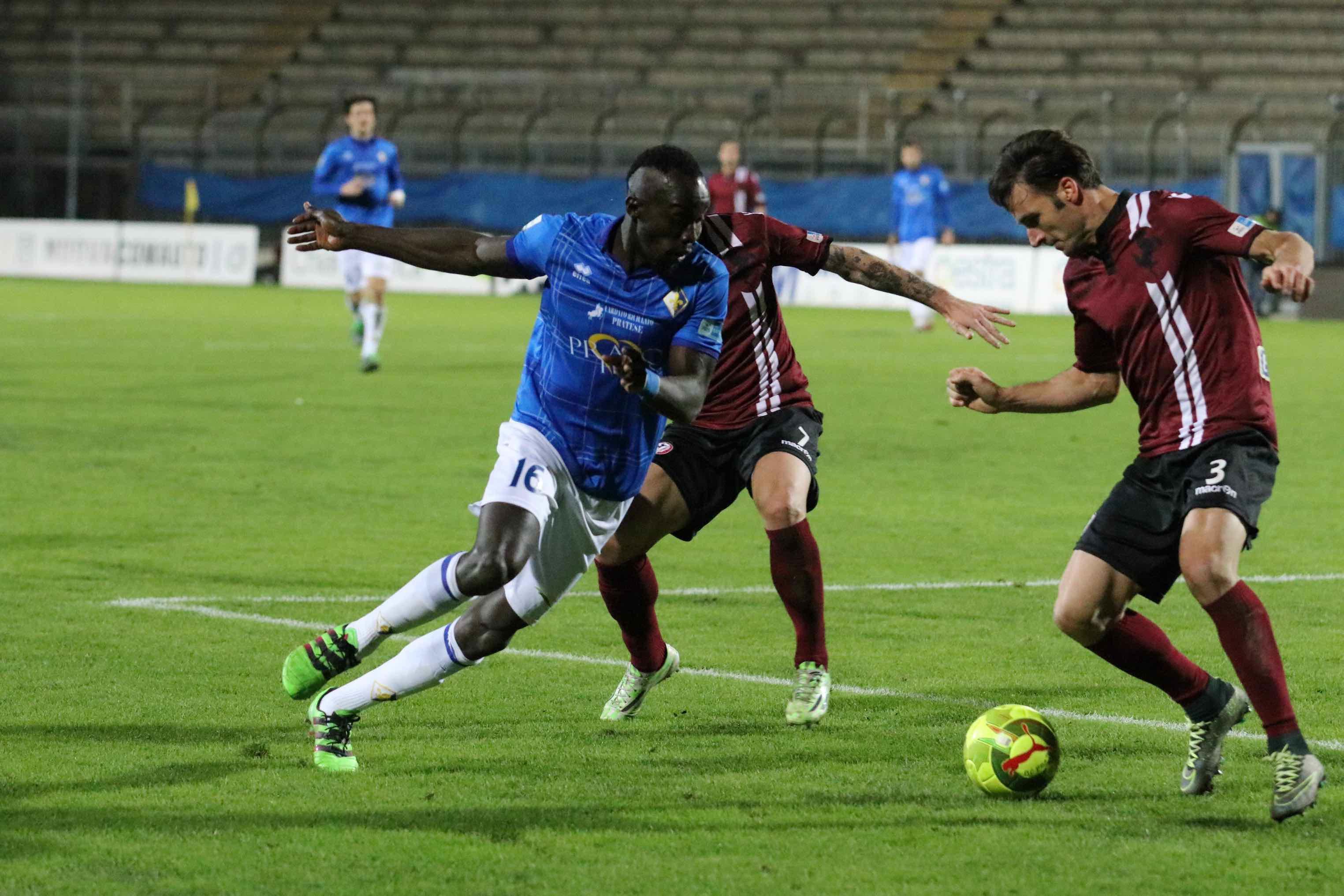 Sowe in un'azione della partita tra Prato e Arezzo