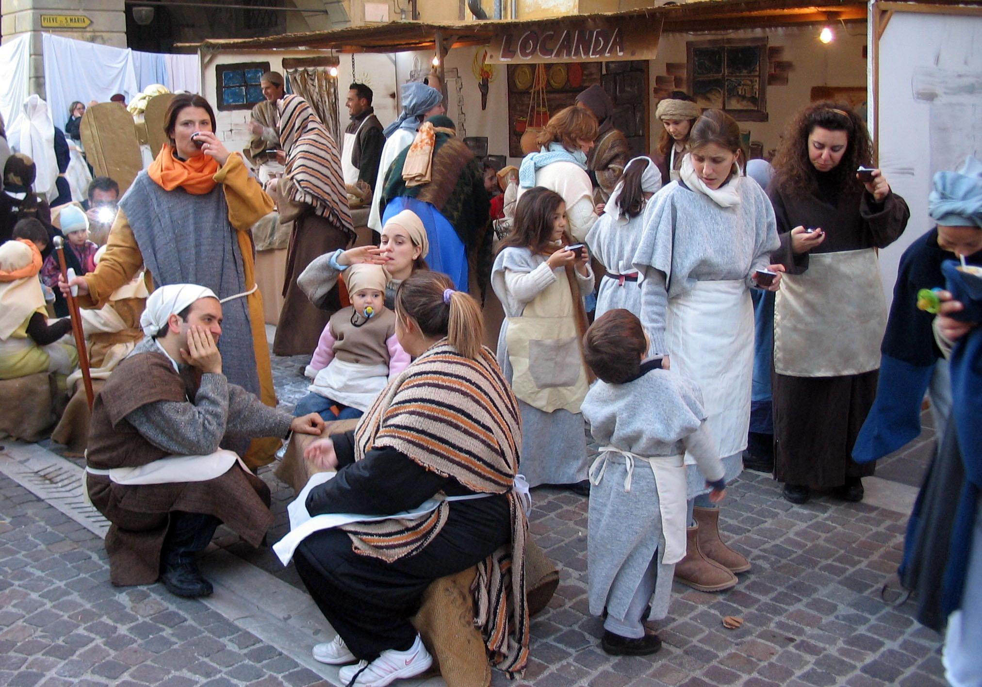 Un'immagine del presepe vivente per le strade di Cascina