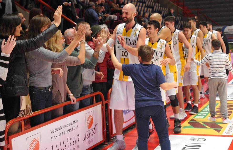 I giocatori di Bottegone festeggiano coi tifosi la vittoria sul Montecatini (Foto Gori)