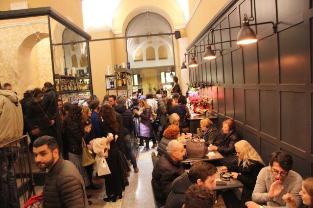 Tanta gente all'inaugurazione del Caffè delle Logge (foto Batavia)